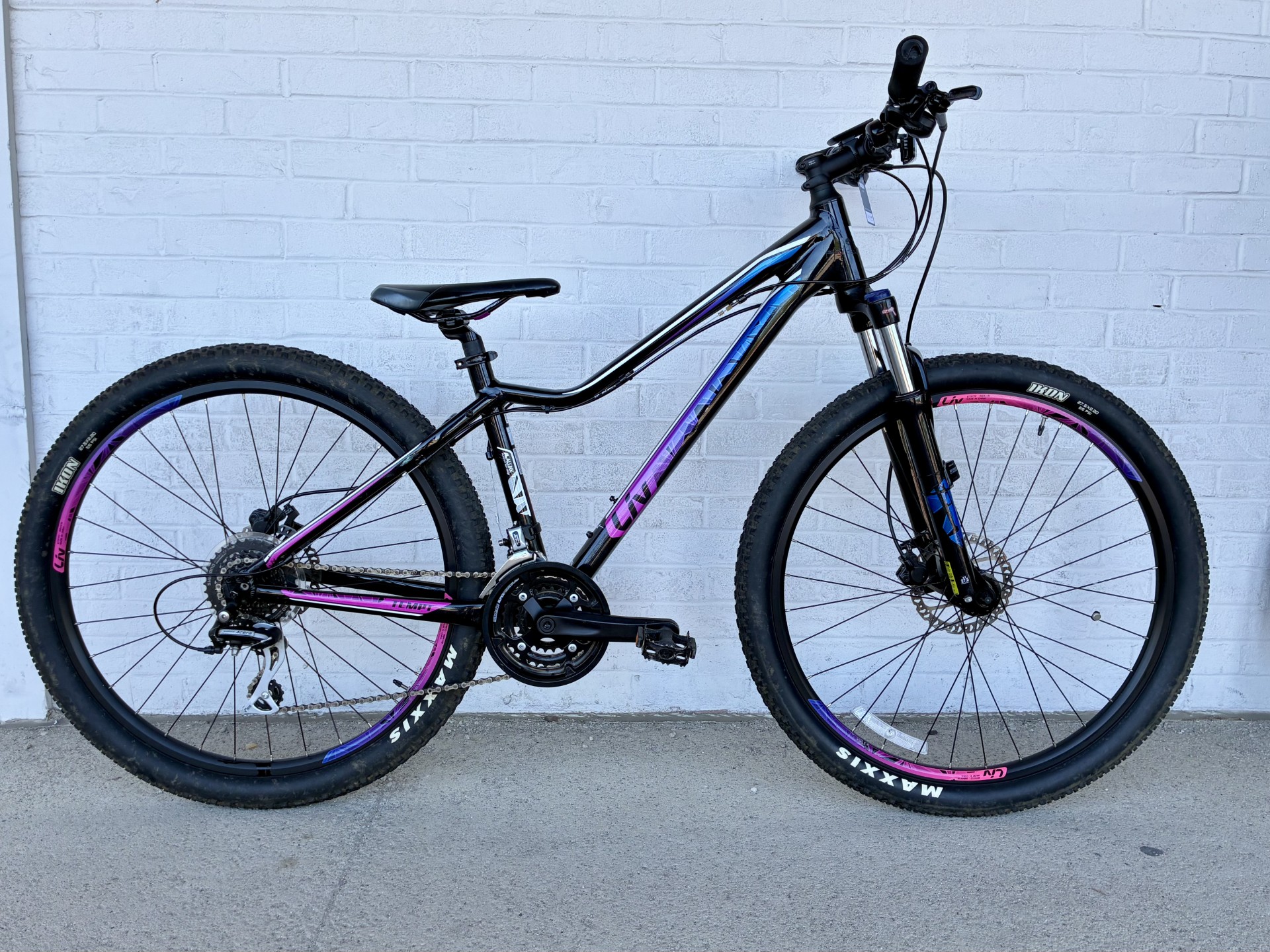 USED Liv Tempt 4 Black/Pink Size Small Girl's Mountain Bike (IN STOCK!)